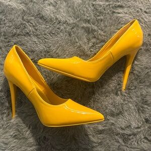 Yellow stiletto’s 7 1/2